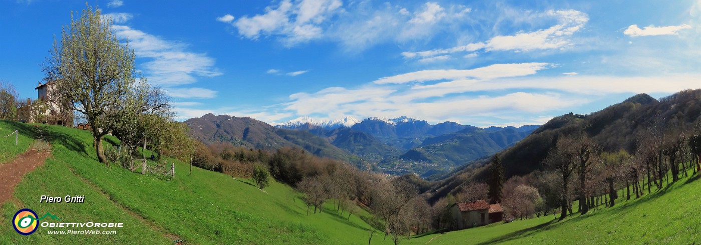 18 Vista panoramica dai Prati Parini (746 m).jpg